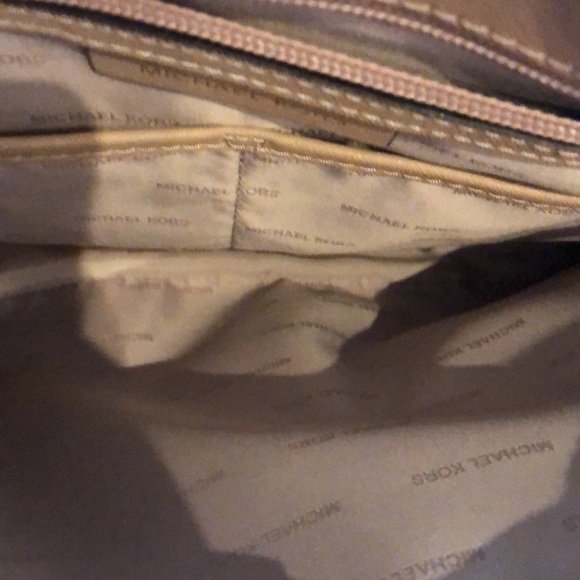 Gorgeous camel colored Michael Kors shoulder bag. - Picture 6 of 8